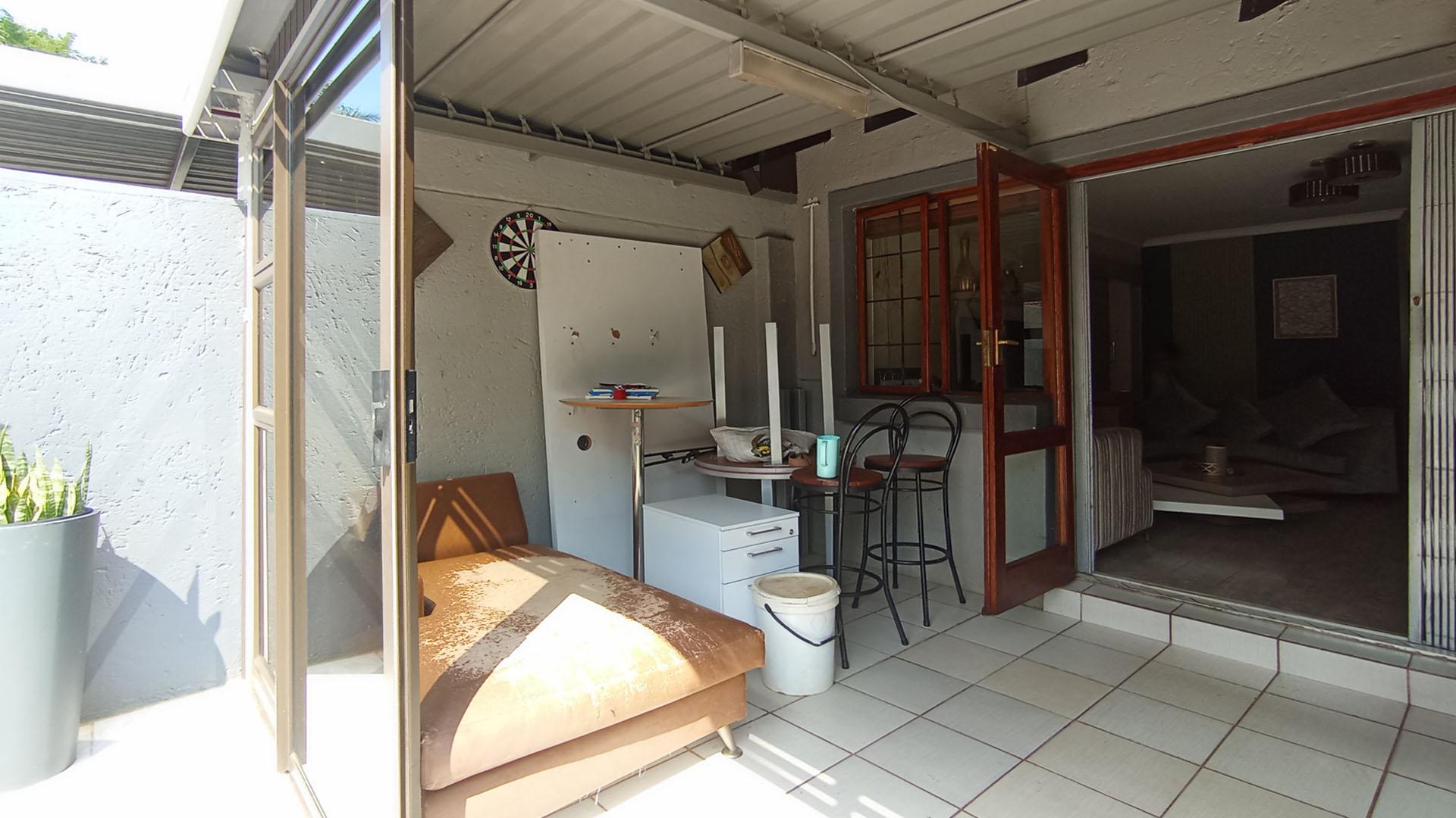 Patio - 14 square meters of property in Die Wilgers