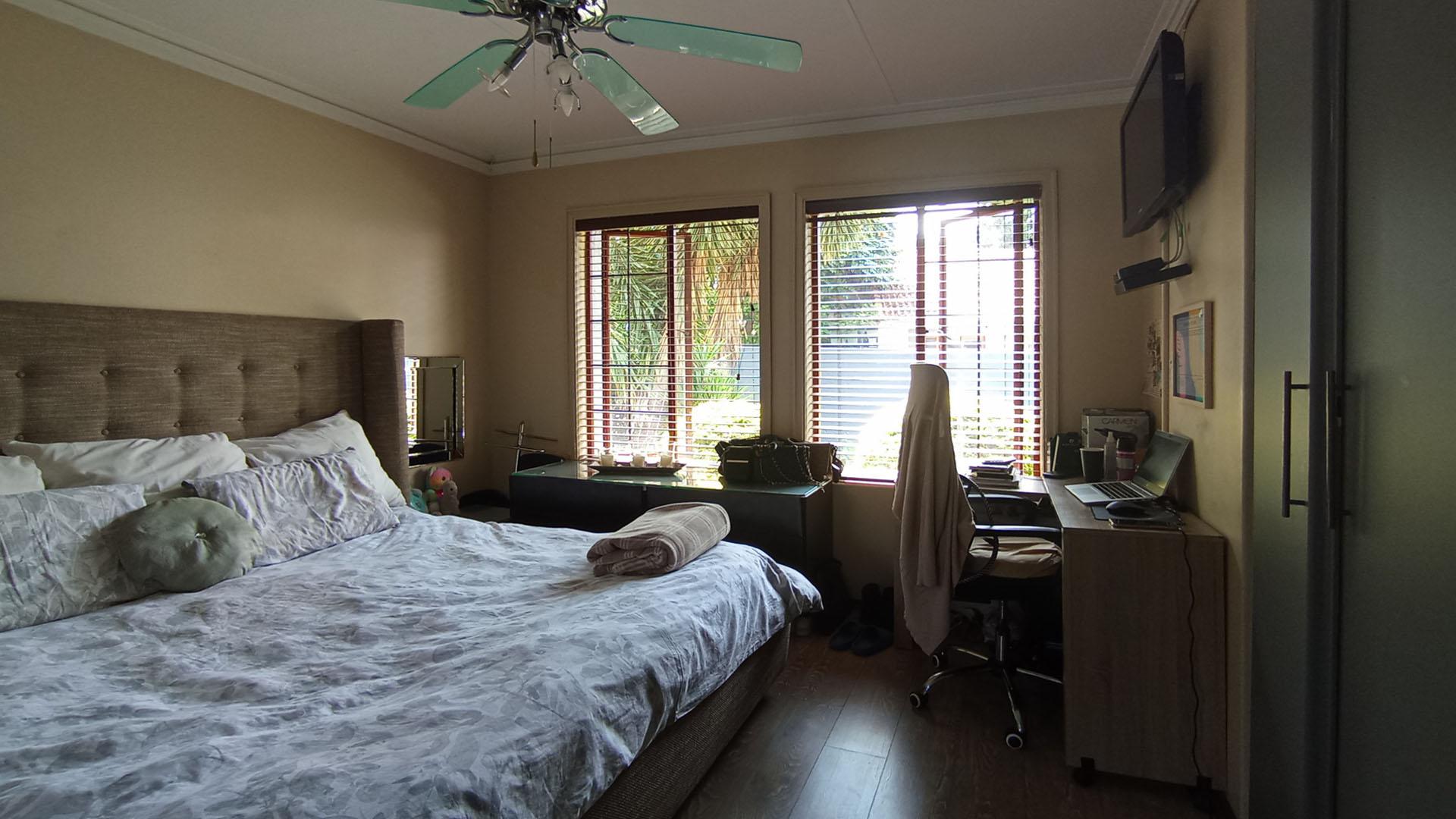 Main Bedroom - 18 square meters of property in Die Wilgers