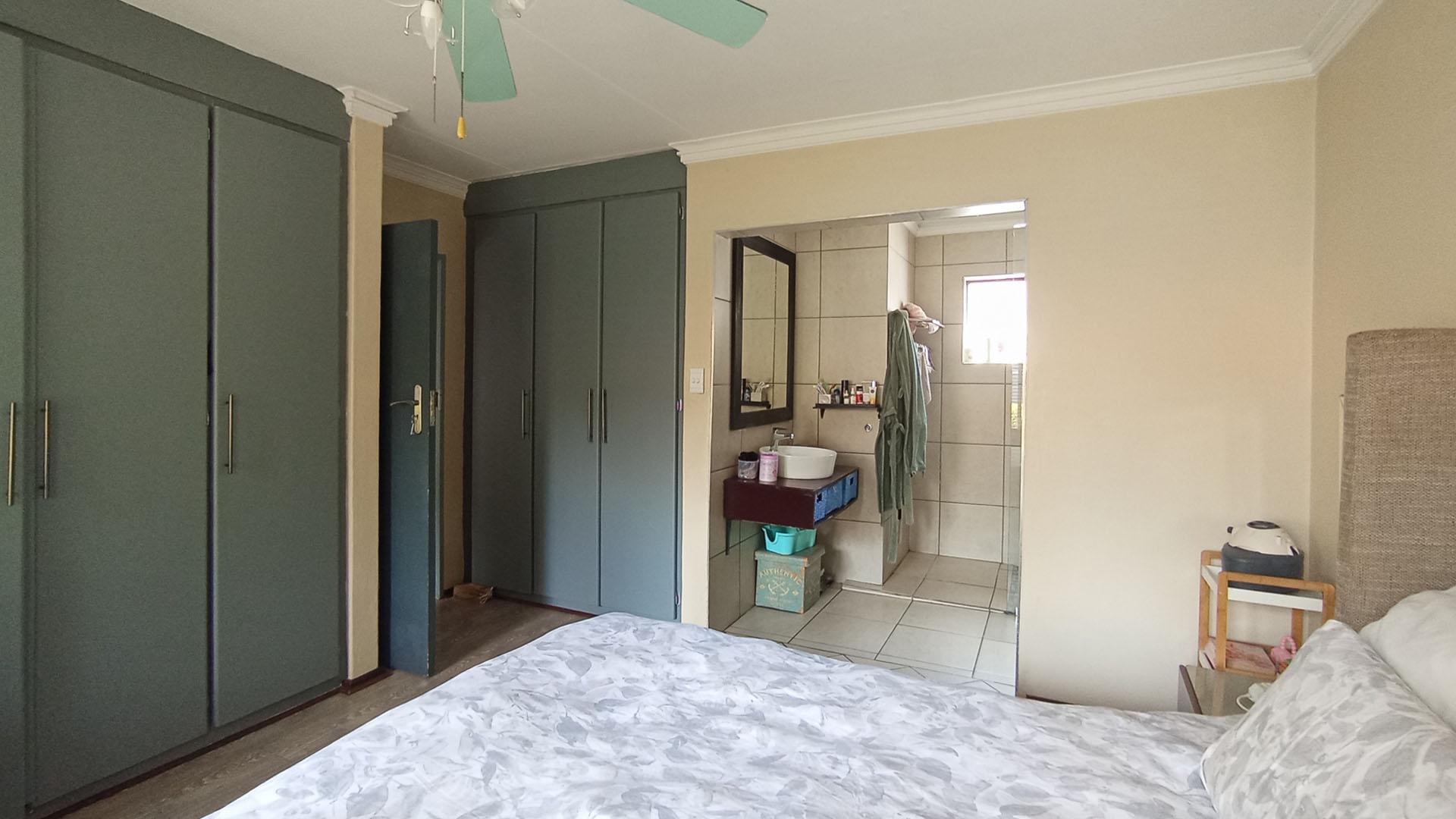 Main Bedroom - 18 square meters of property in Die Wilgers