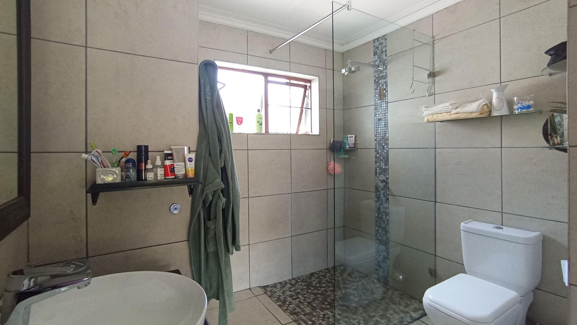 Main Bathroom - 5 square meters of property in Die Wilgers