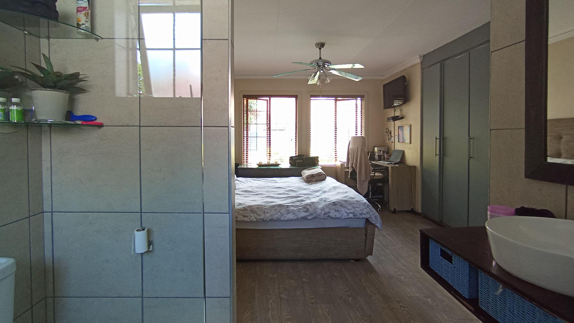 Main Bathroom - 5 square meters of property in Die Wilgers