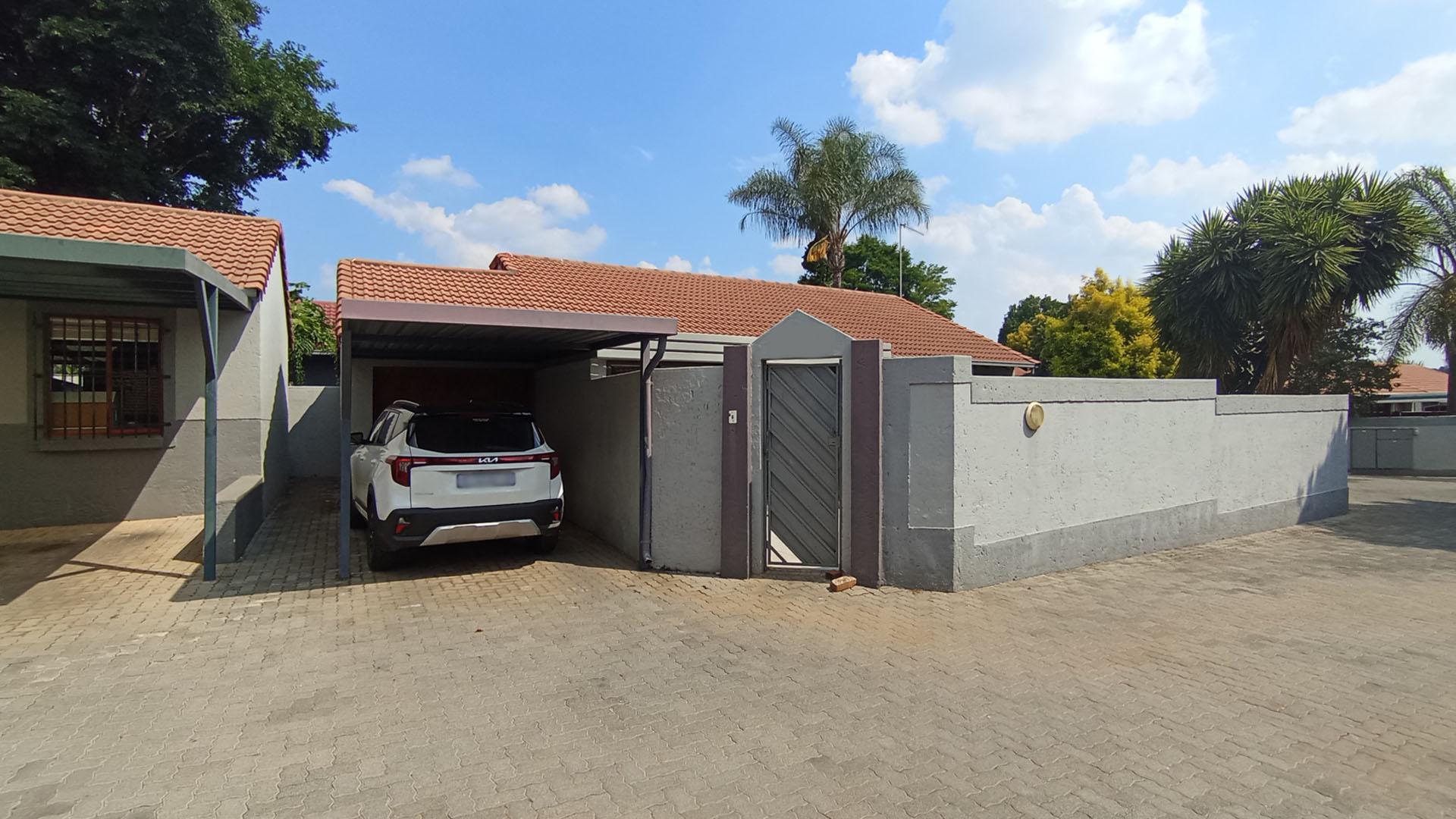 Front View of property in Die Wilgers