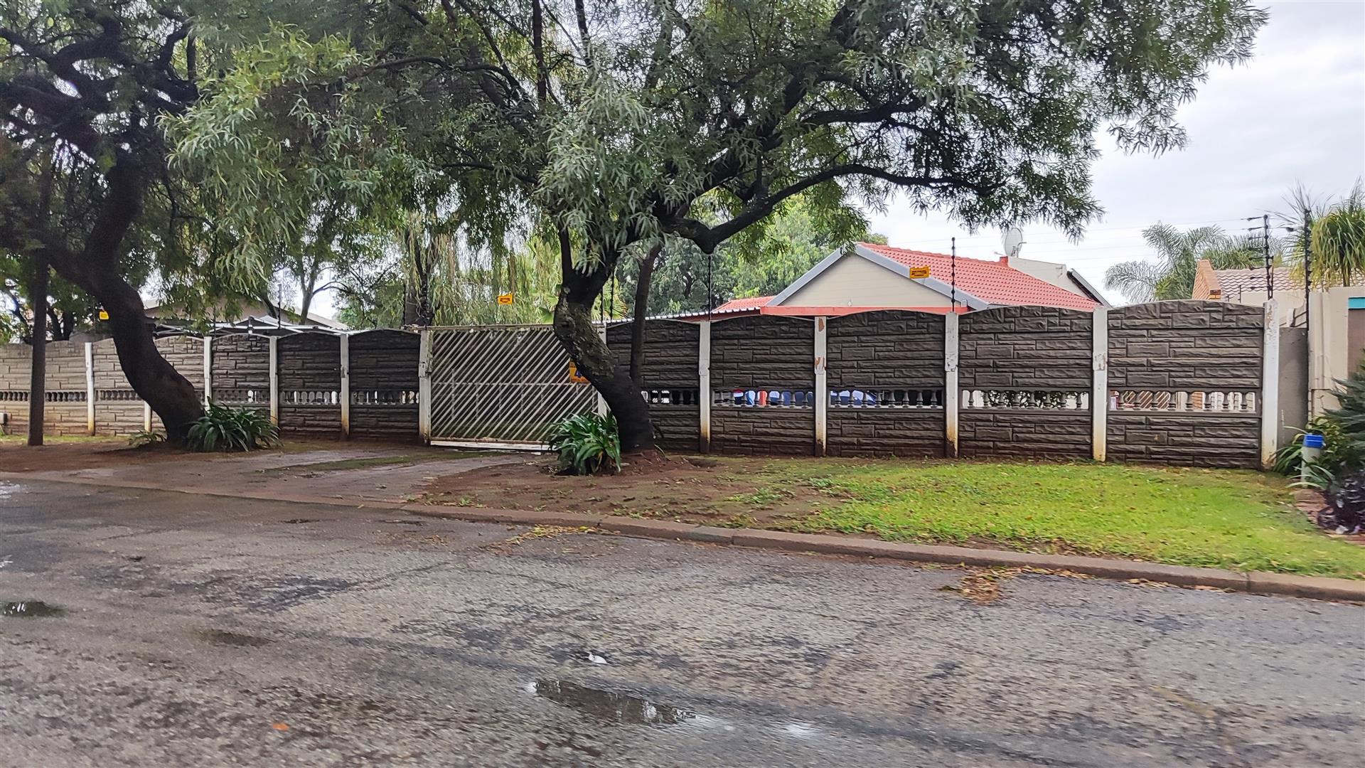 Front View of property in Bonaero Park
