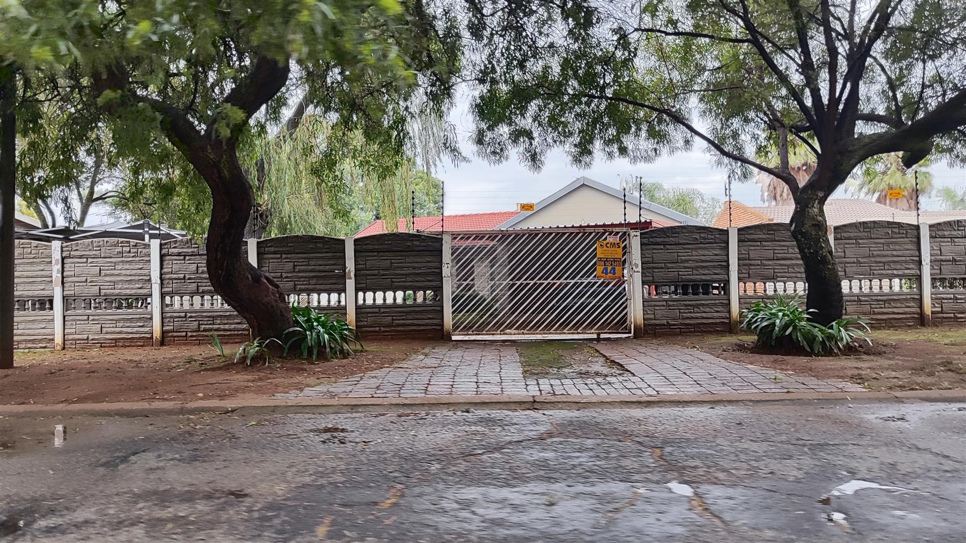 Front View of property in Bonaero Park