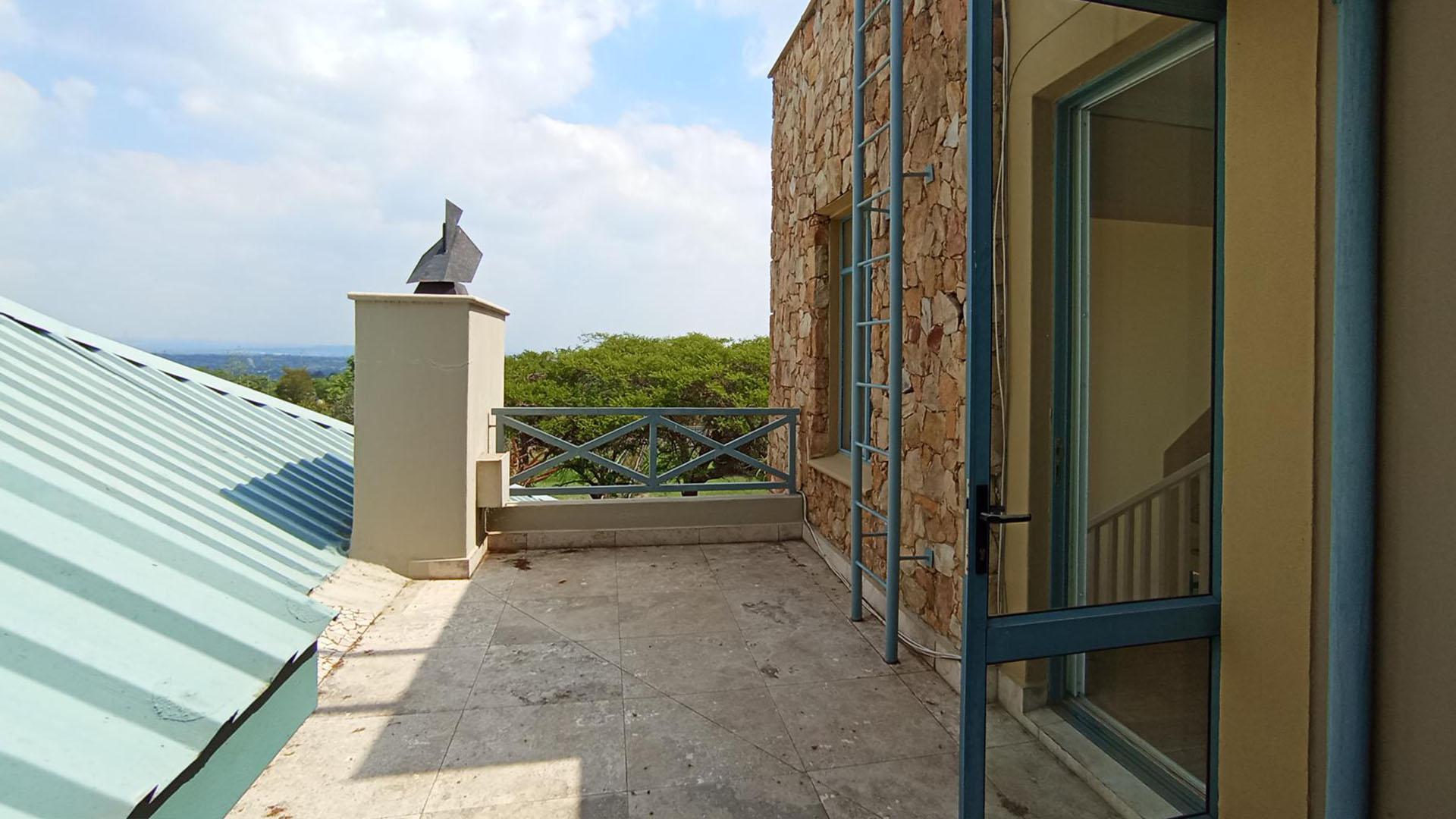 Balcony - 24 square meters of property in Midrand Estates