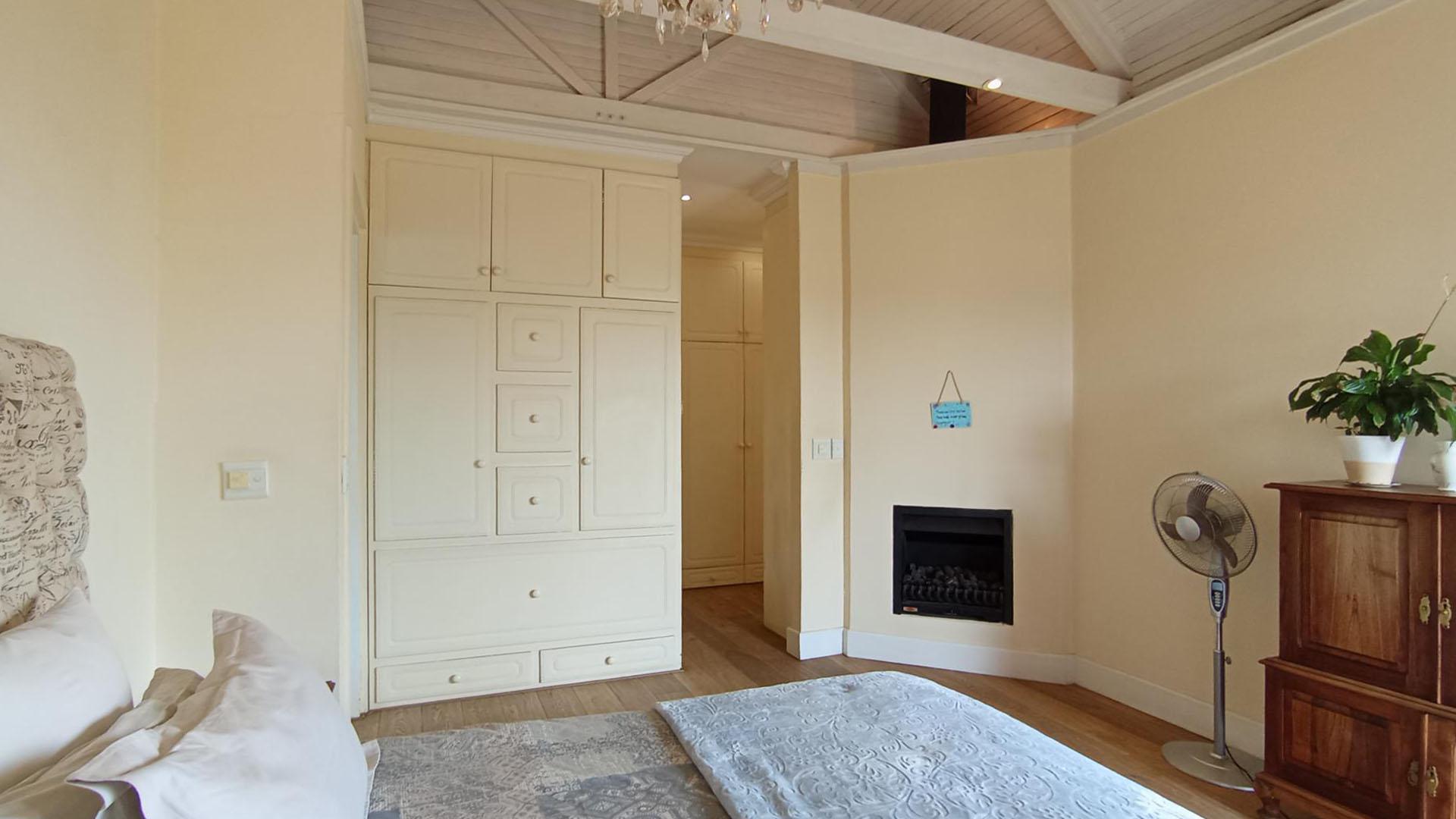 Main Bedroom - 29 square meters of property in Midrand Estates