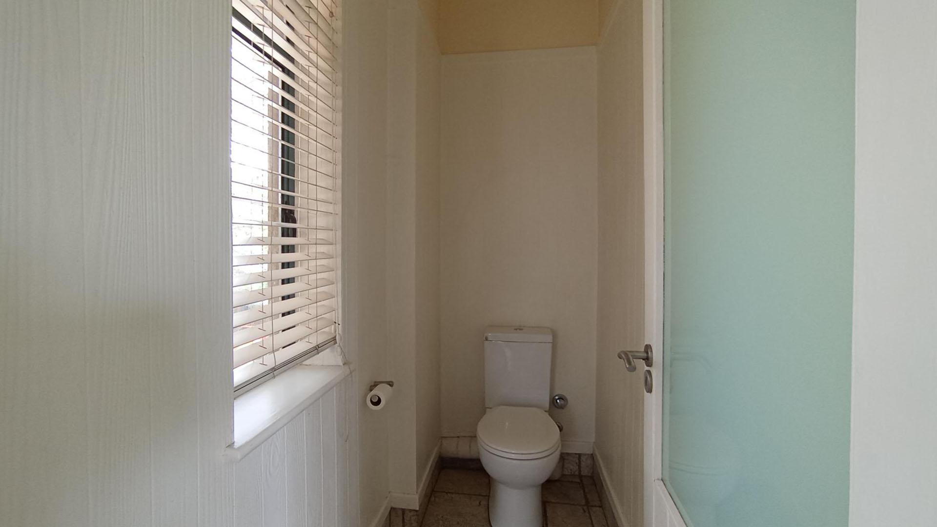 Main Bathroom - 17 square meters of property in Midrand Estates
