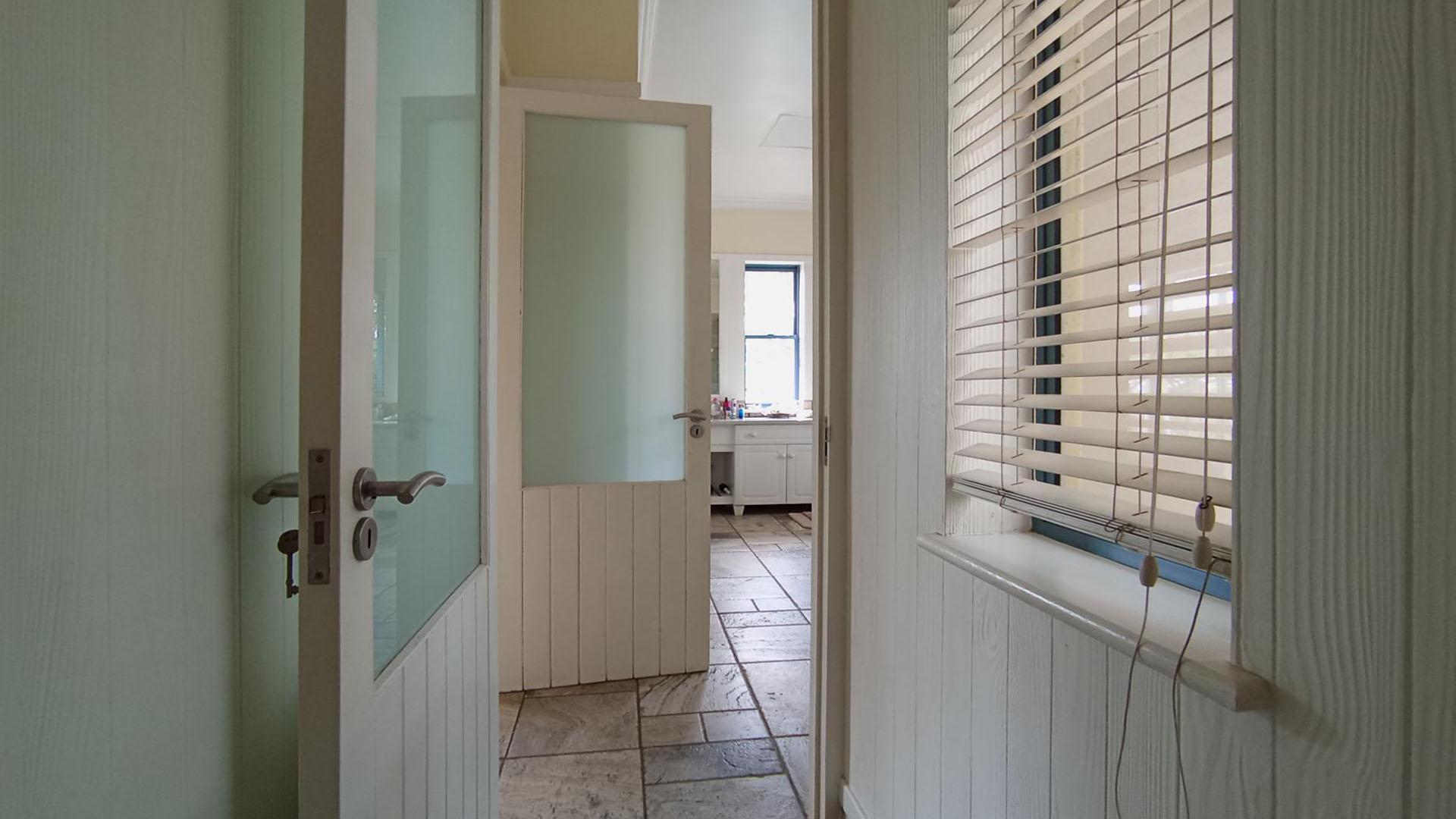 Main Bathroom - 17 square meters of property in Midrand Estates