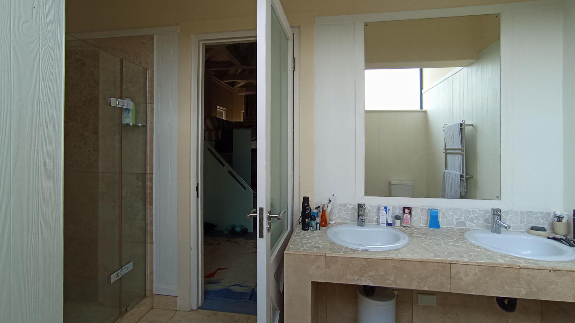 Bathroom 2 - 10 square meters of property in Midrand Estates