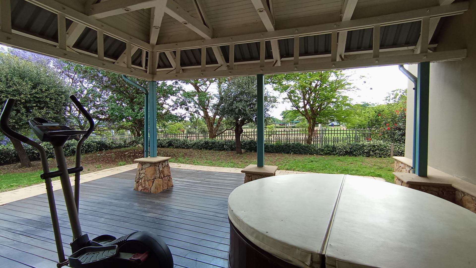 Patio - 108 square meters of property in Midrand Estates