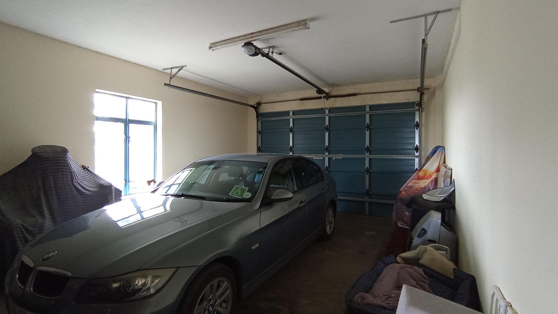 Garage - 41 square meters of property in Midrand Estates