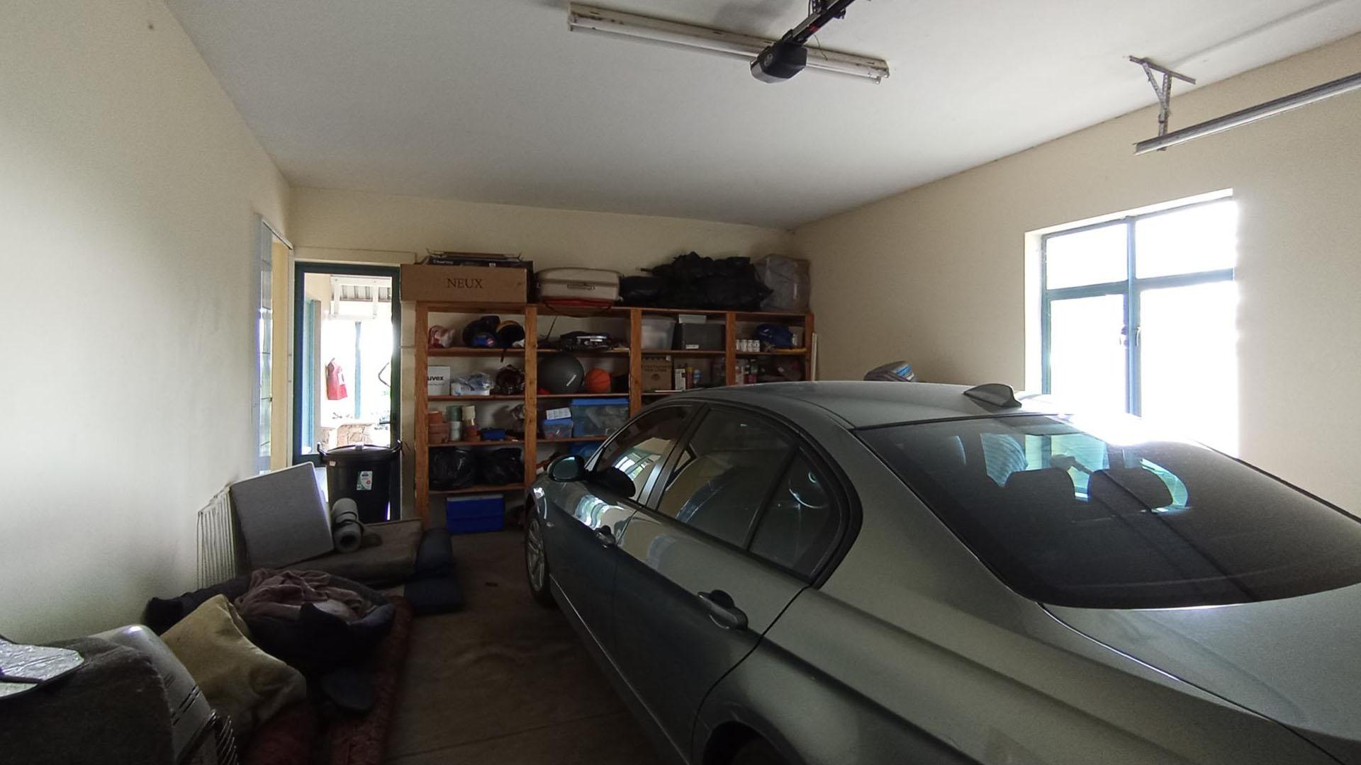 Garage - 41 square meters of property in Midrand Estates