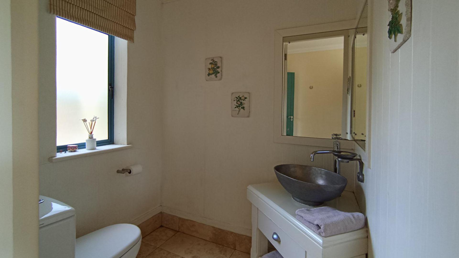 Guest Toilet - 4 square meters of property in Midrand Estates