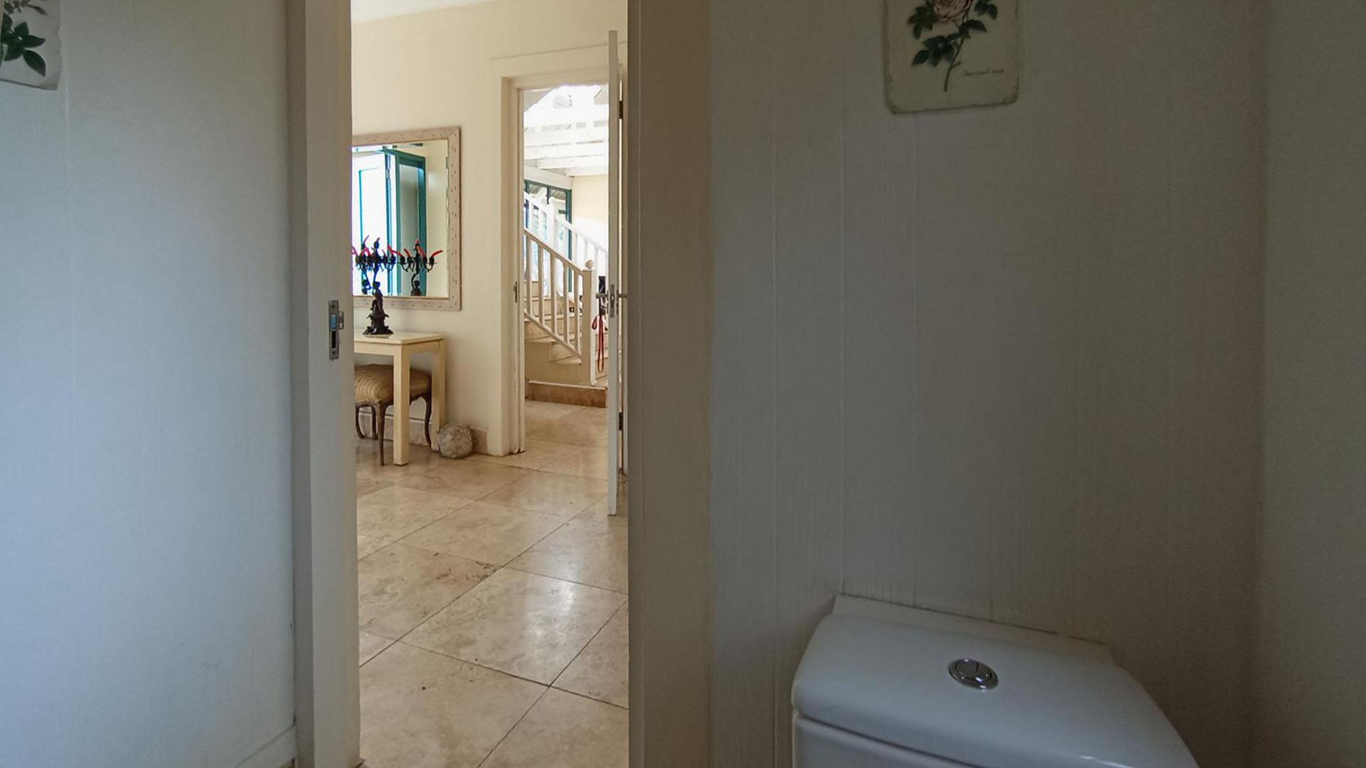 Guest Toilet - 4 square meters of property in Midrand Estates