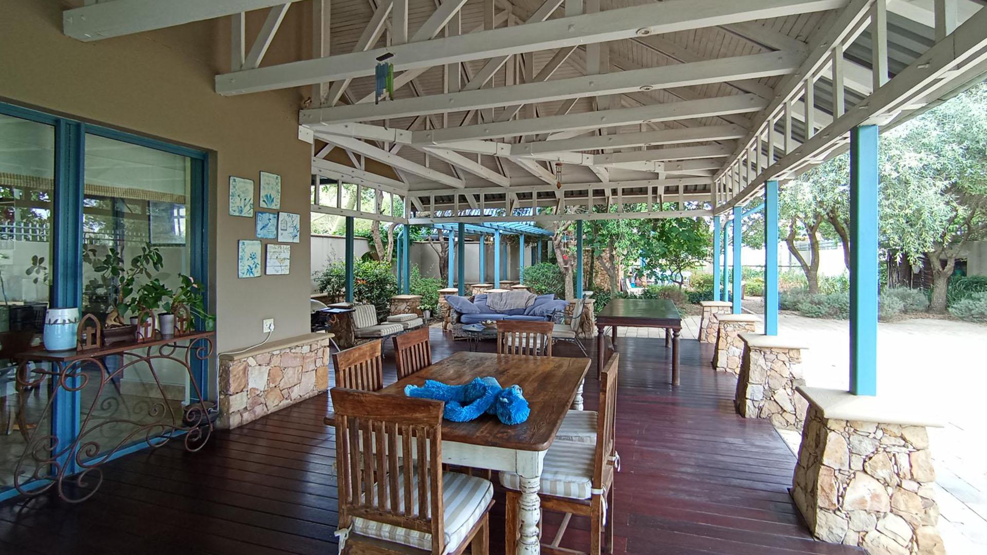 Patio - 108 square meters of property in Midrand Estates