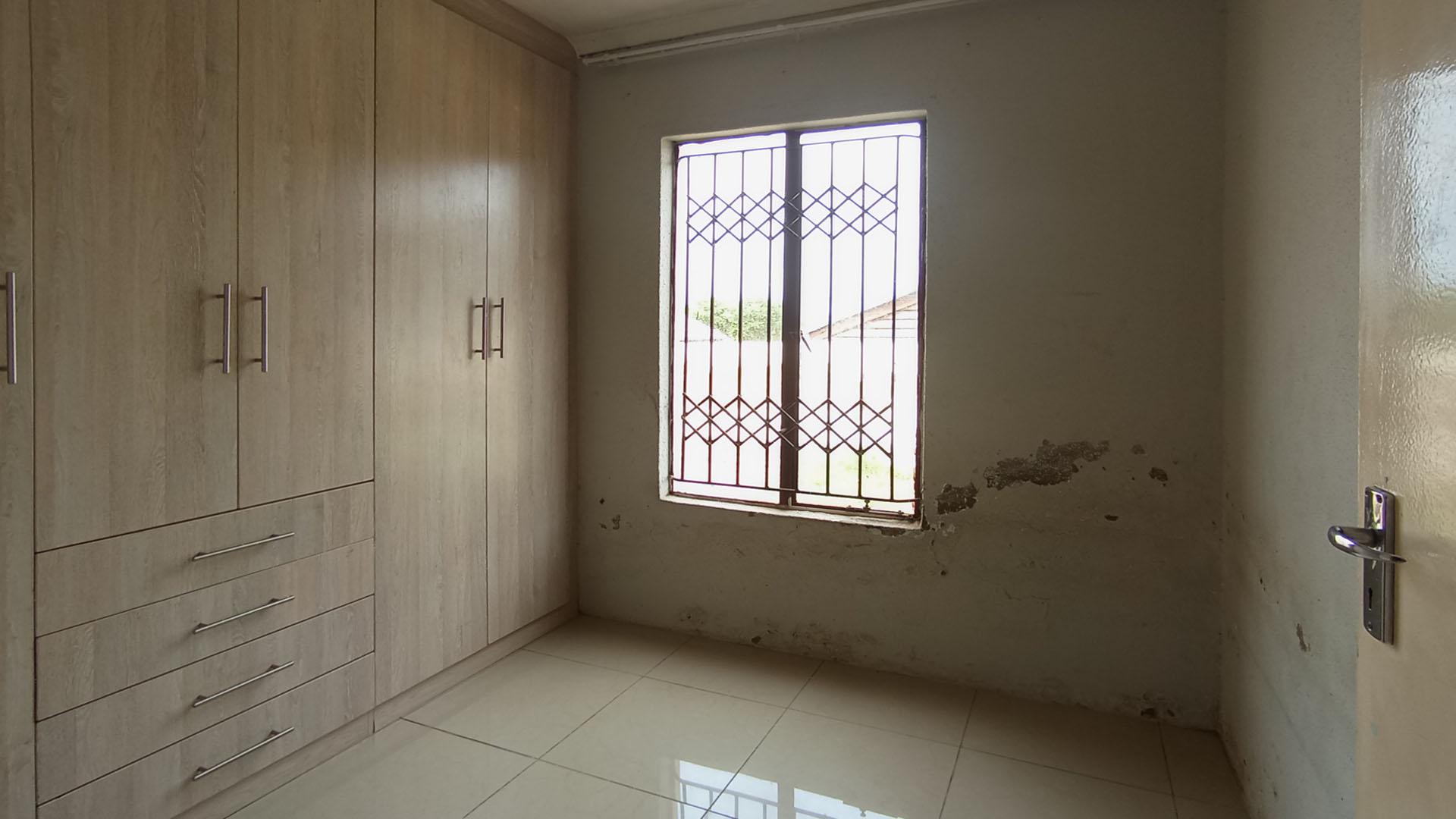 Bed Room 1 of property in Lotus Gardens