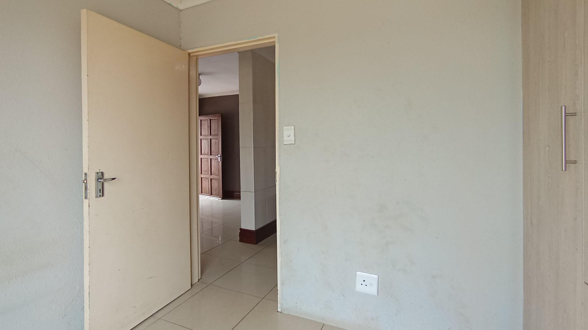 Bed Room 1 of property in Lotus Gardens