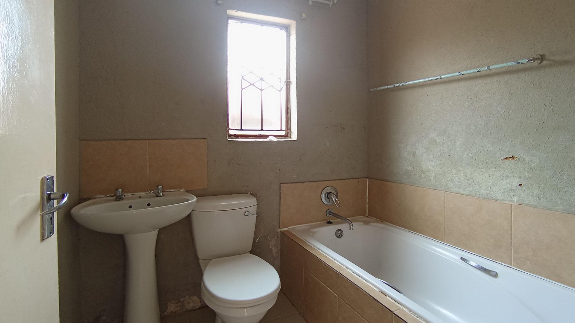 Bathroom 1 - 11 square meters of property in Lotus Gardens