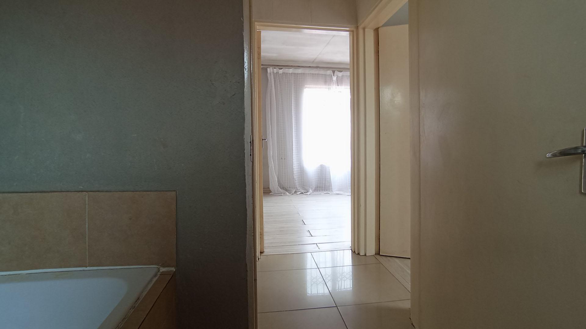 Bathroom 1 - 11 square meters of property in Lotus Gardens