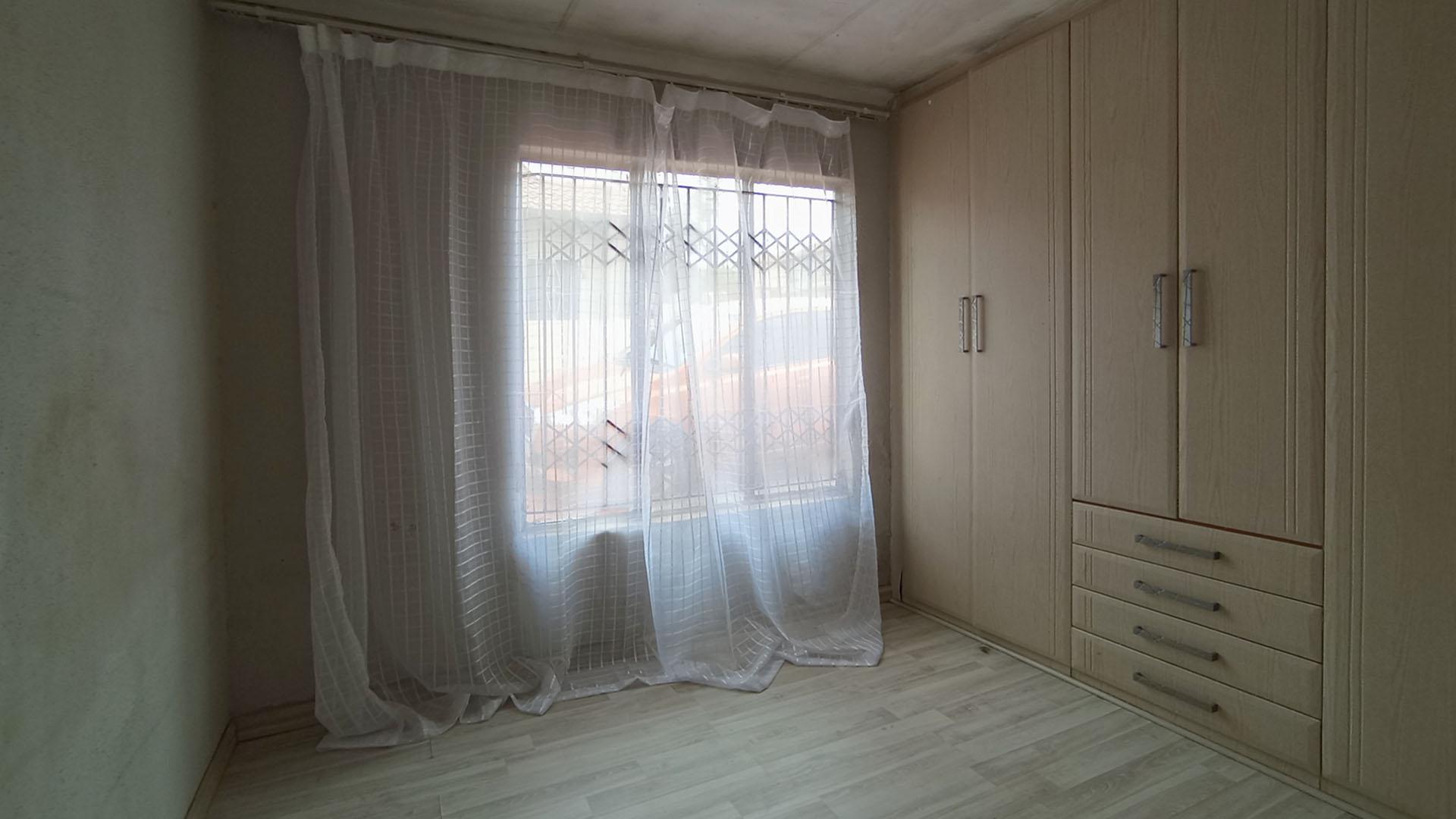 Bed Room 2 - 10 square meters of property in Lotus Gardens