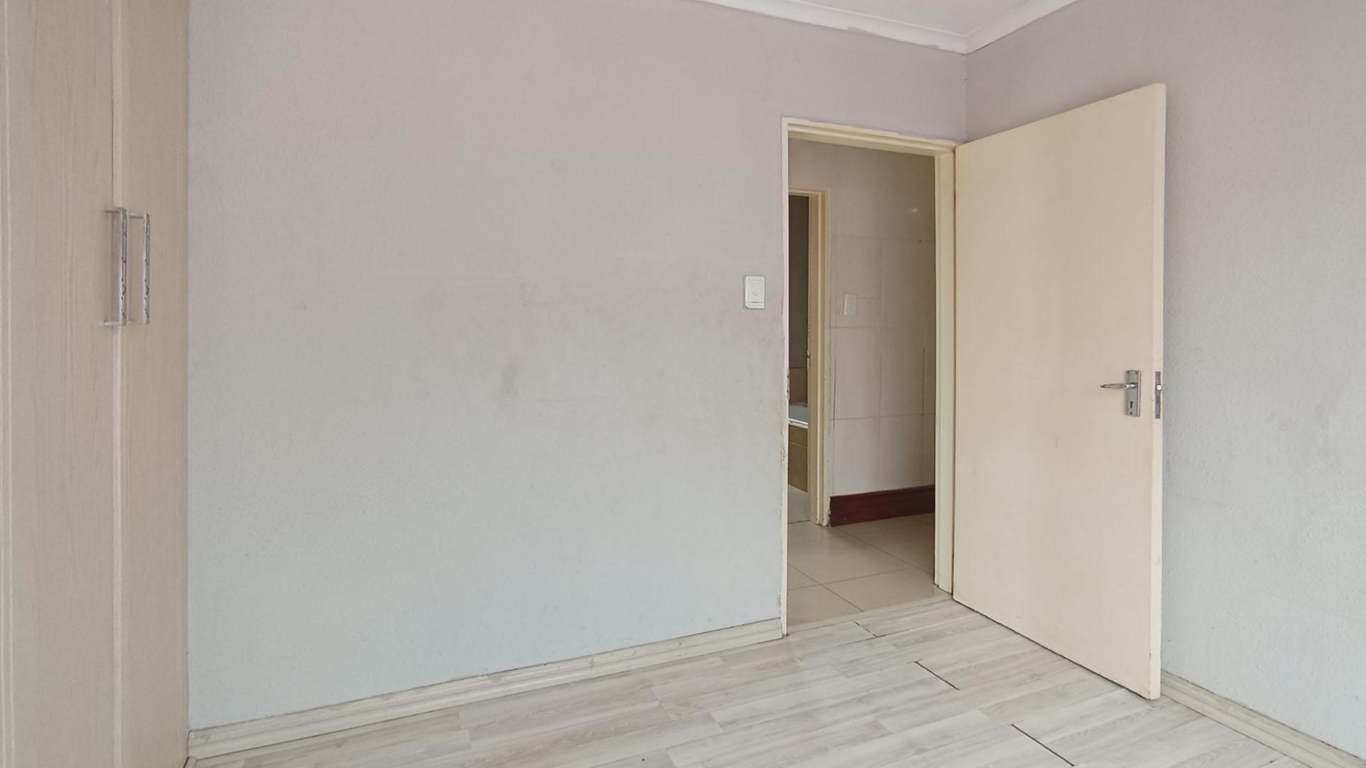 Bed Room 2 - 10 square meters of property in Lotus Gardens