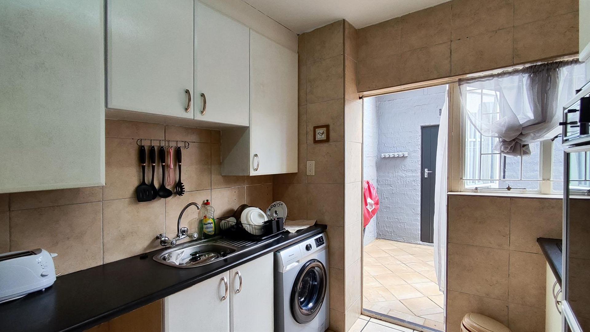 Kitchen - 9 square meters of property in Aston Manor