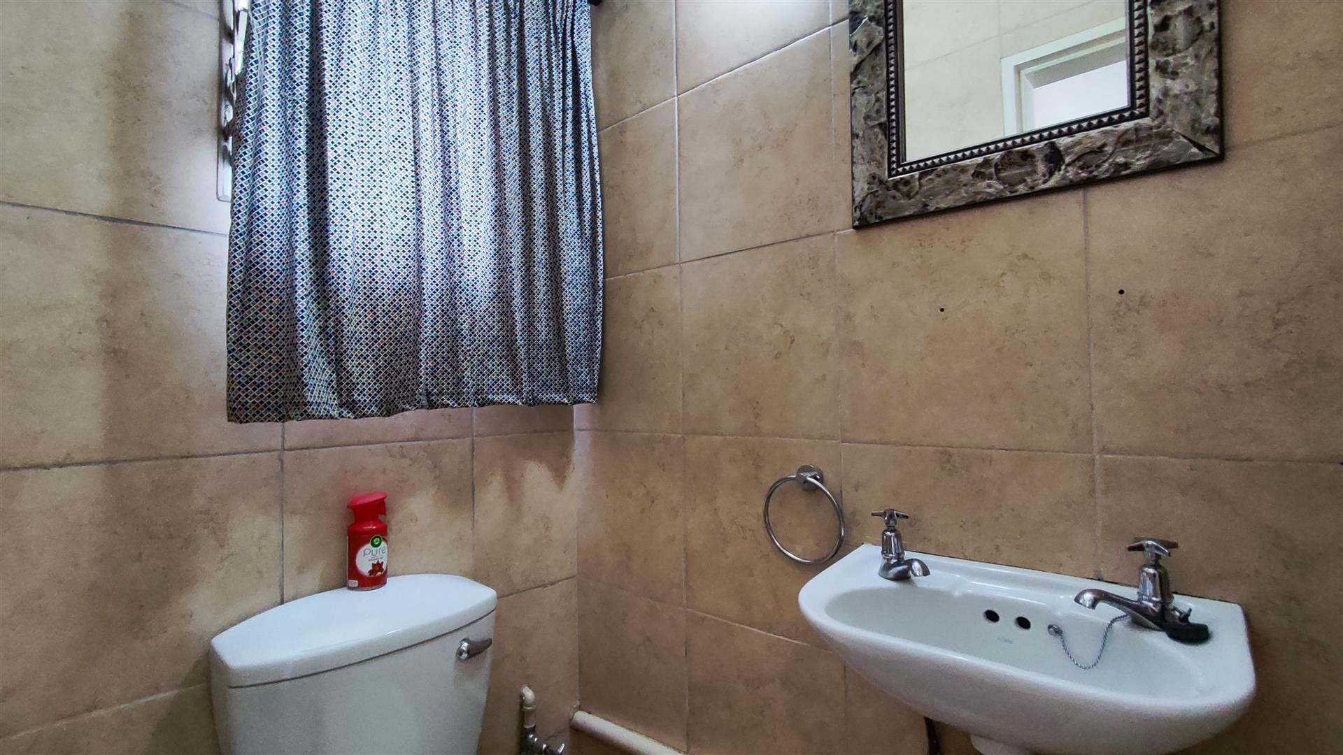 Guest Toilet - 2 square meters of property in Aston Manor