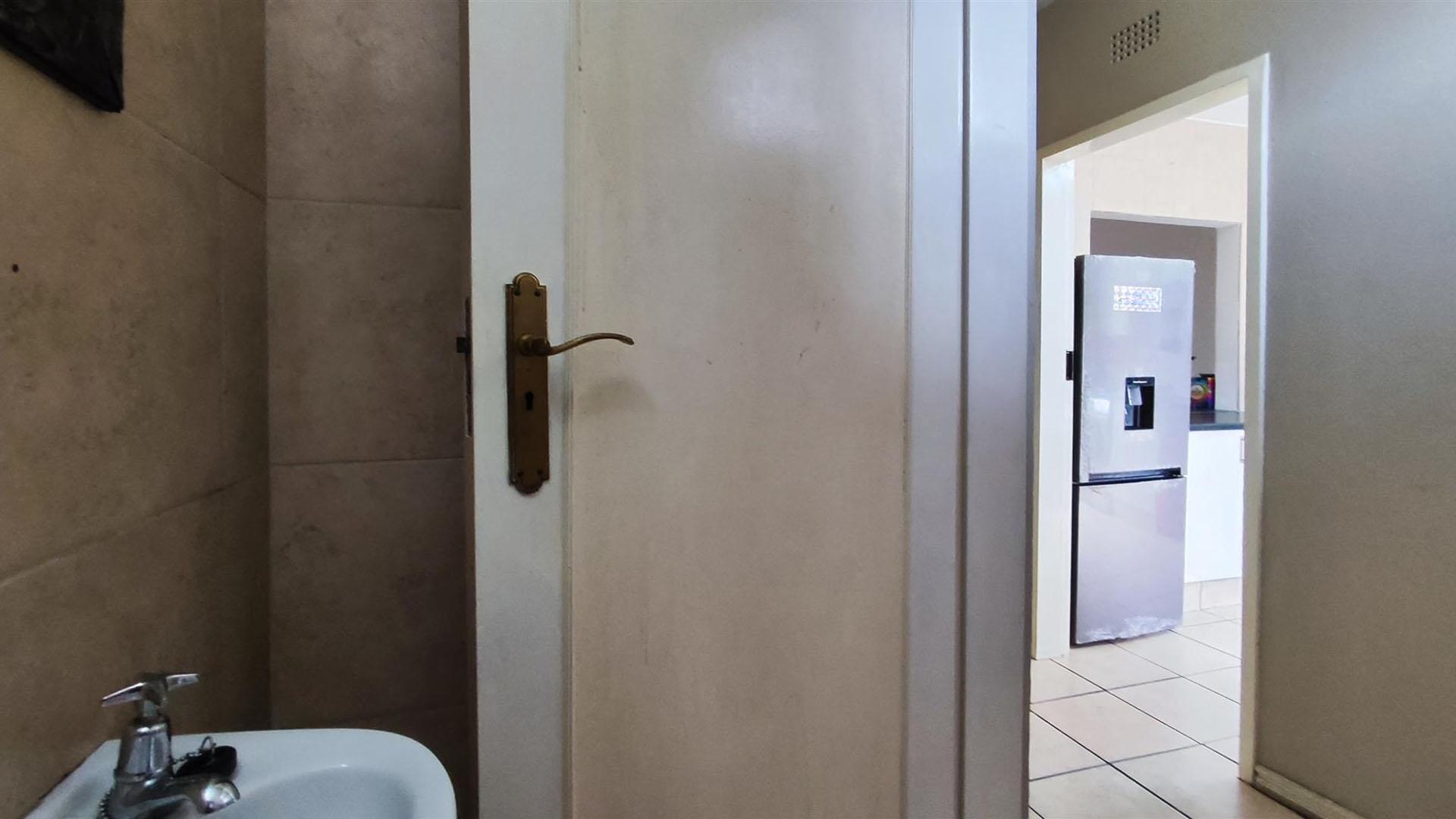 Guest Toilet - 2 square meters of property in Aston Manor