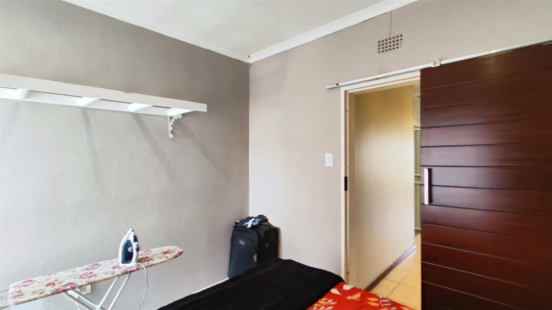 Bed Room 1 - 11 square meters of property in Aston Manor