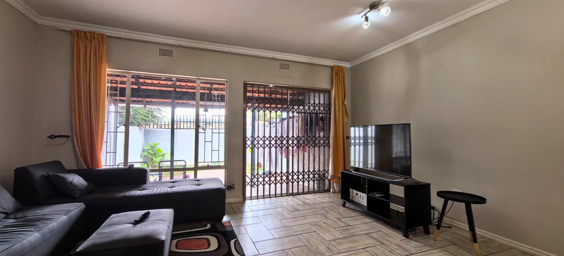 Lounges - 30 square meters of property in Aston Manor