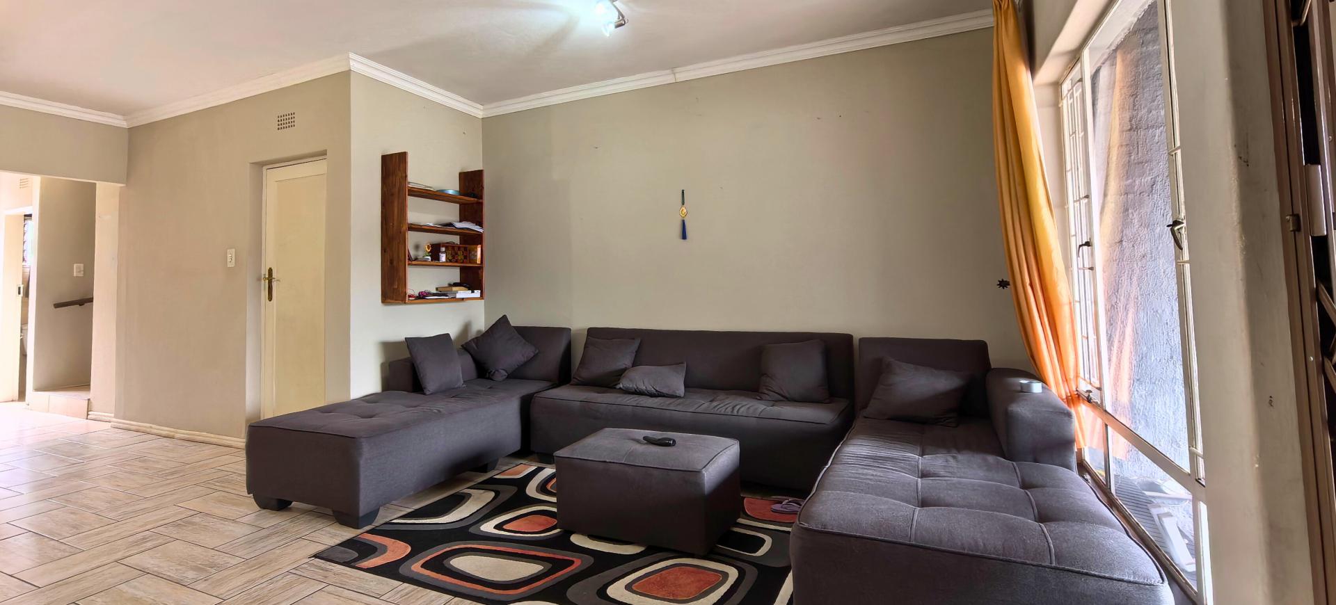 Lounges - 30 square meters of property in Aston Manor