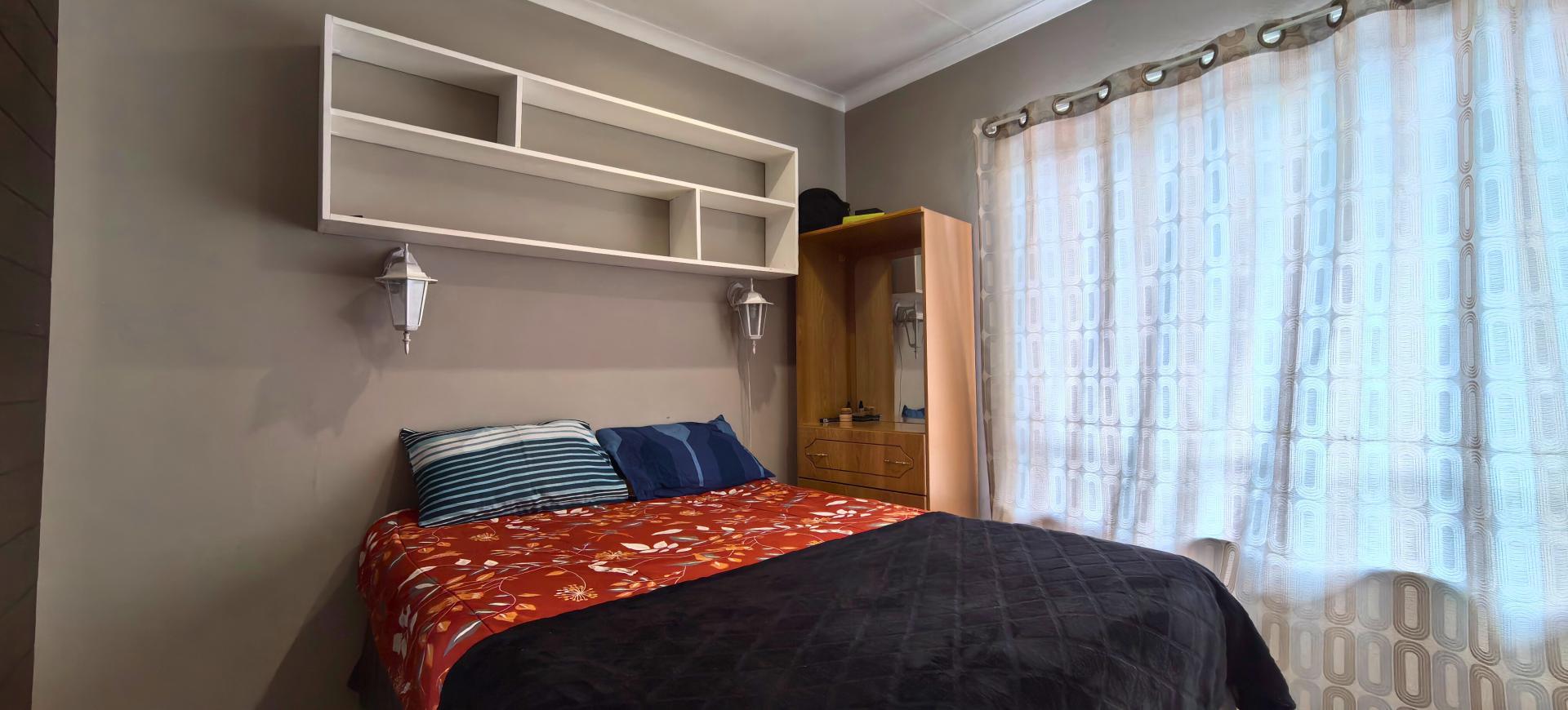 Bed Room 1 - 11 square meters of property in Aston Manor