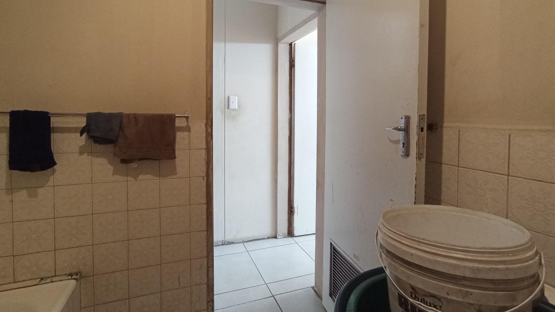 Bathroom 1 - 4 square meters of property in Pretoria West