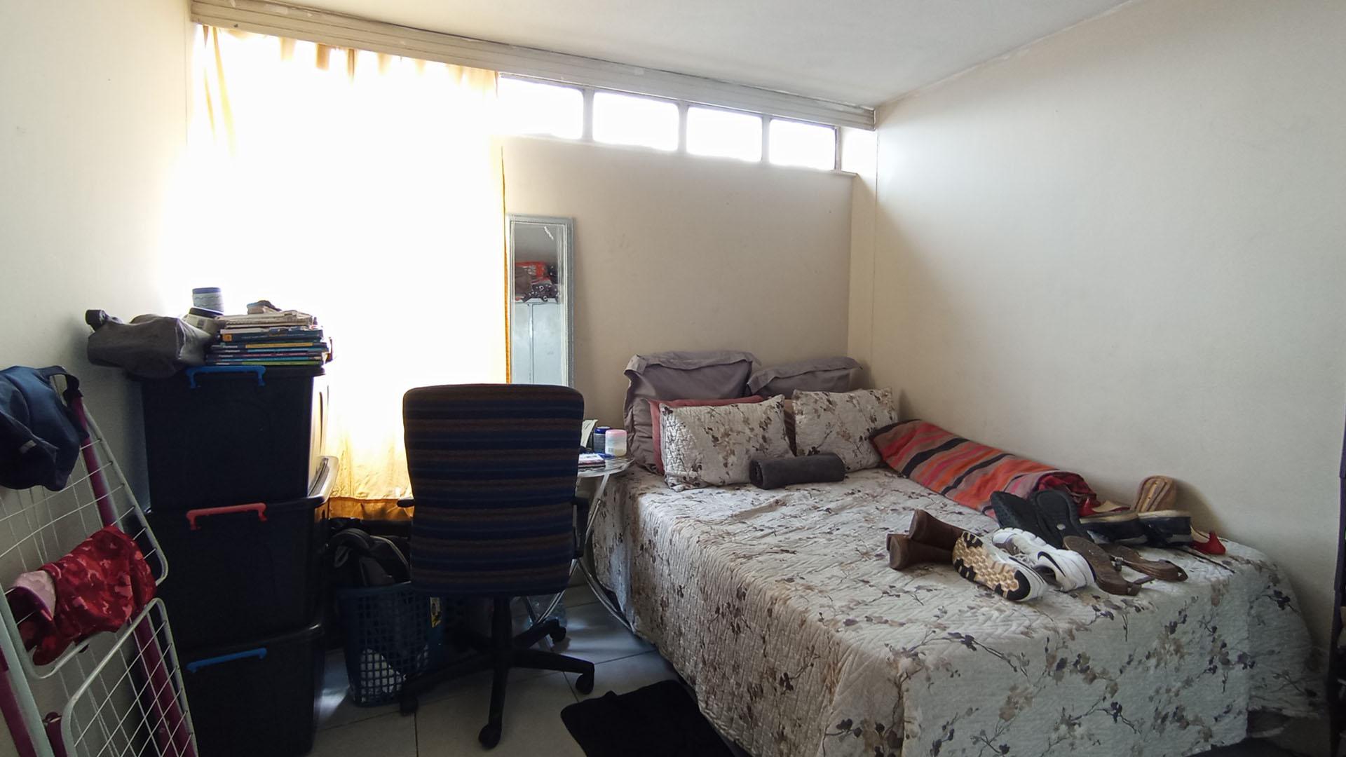 Bed Room 1 - 14 square meters of property in Pretoria West