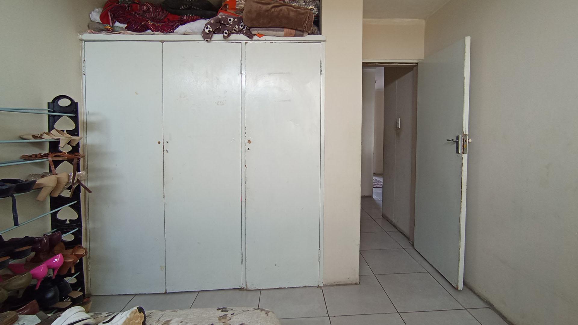 Bed Room 1 - 14 square meters of property in Pretoria West