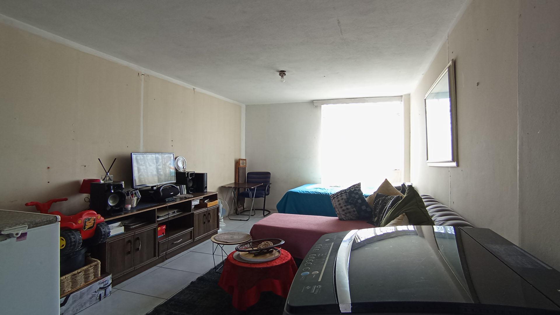 Lounges - 13 square meters of property in Pretoria West