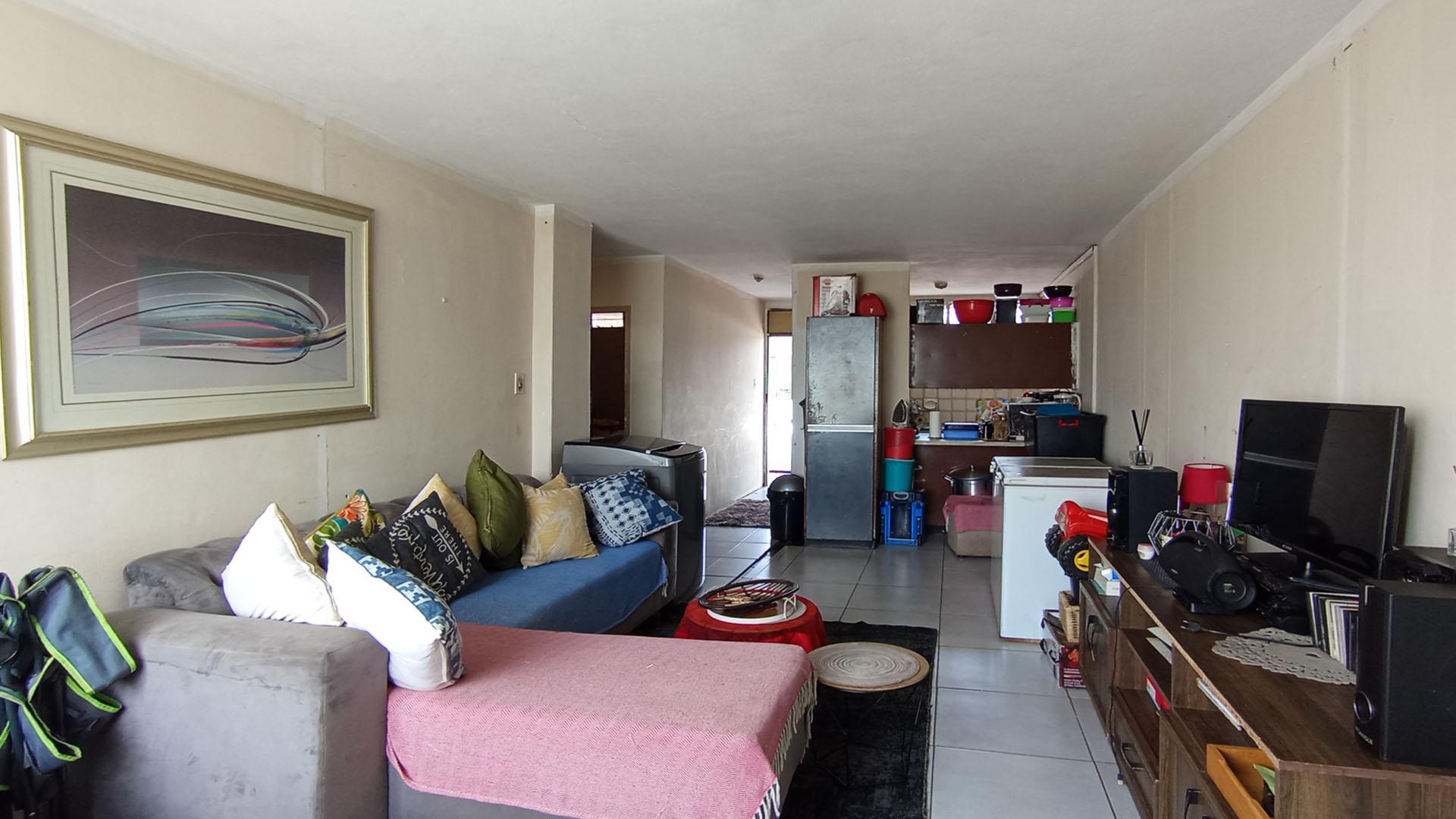 Lounges - 13 square meters of property in Pretoria West