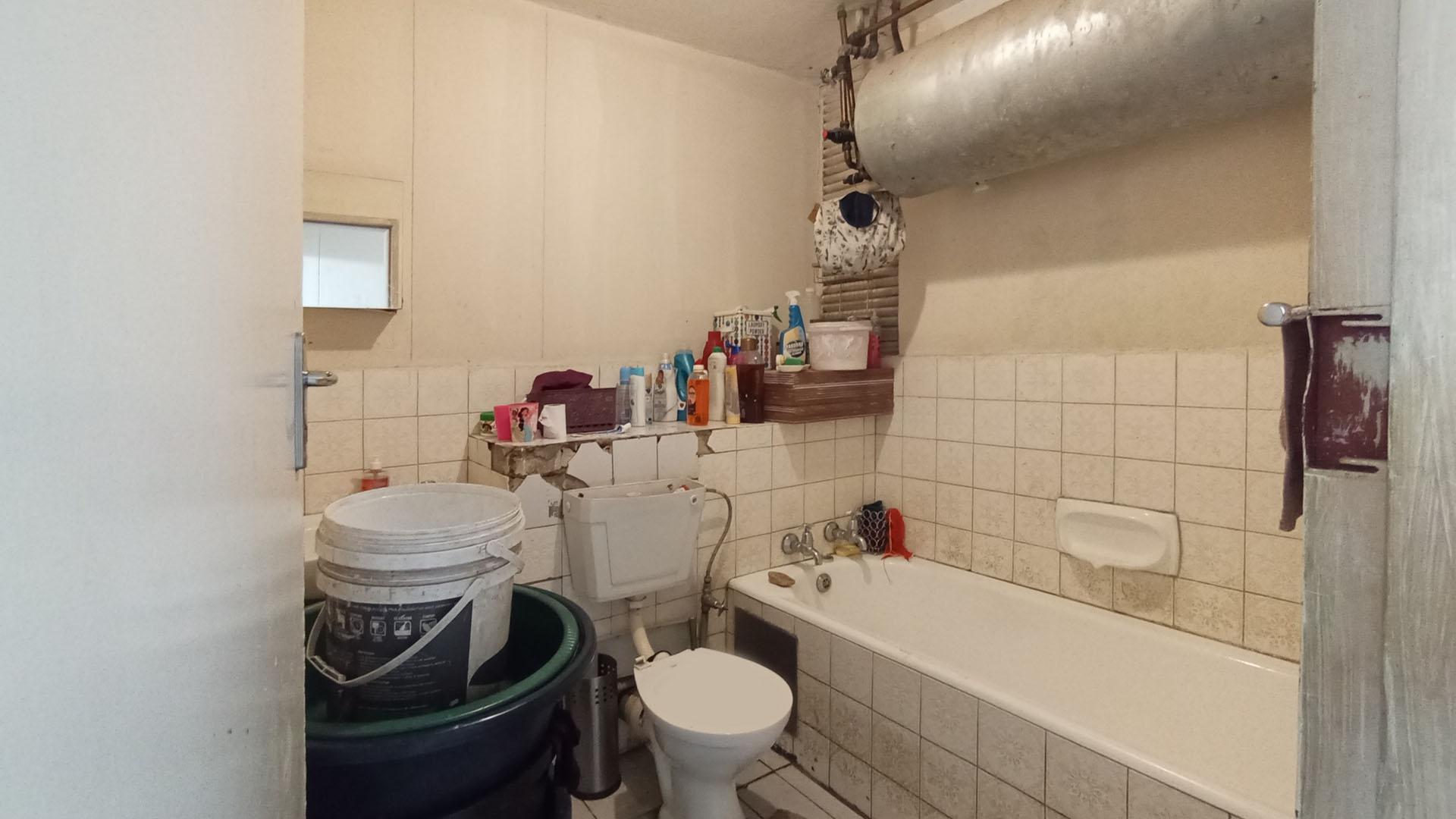 Bathroom 1 - 4 square meters of property in Pretoria West