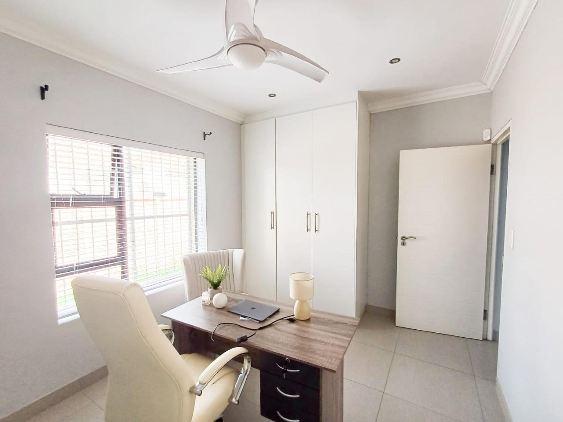 Bed Room 1 of property in Gonubie