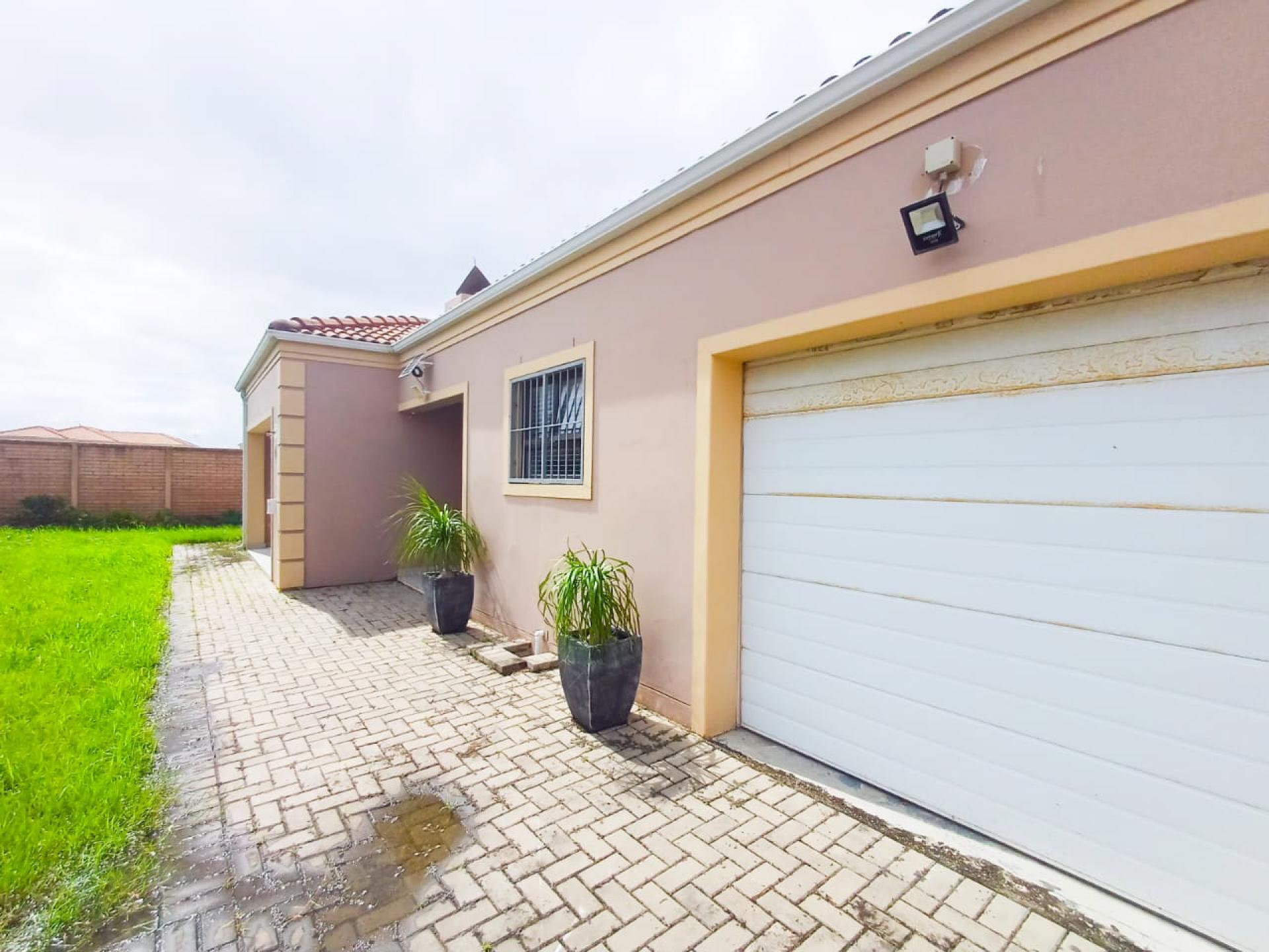 Front View of property in Gonubie