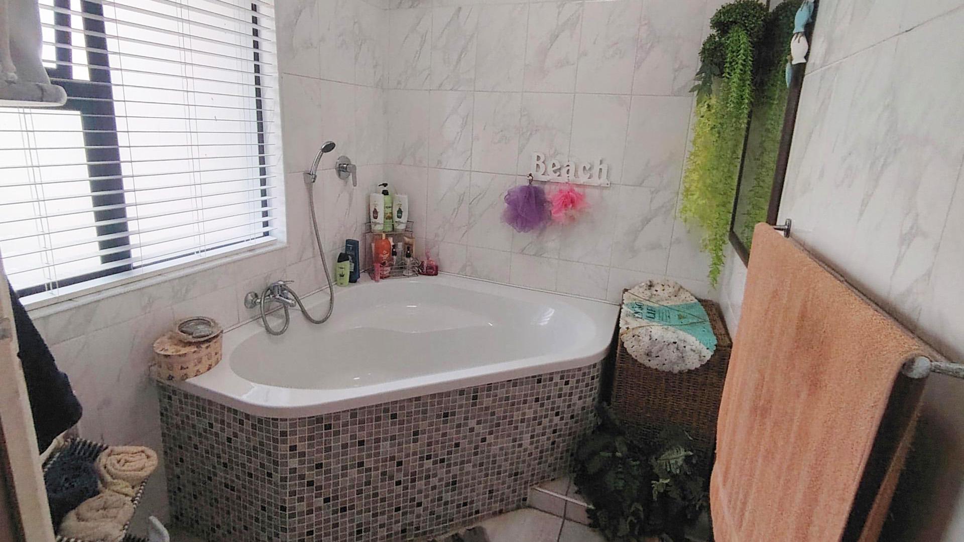 Bathroom 1 of property in Shelly Beach