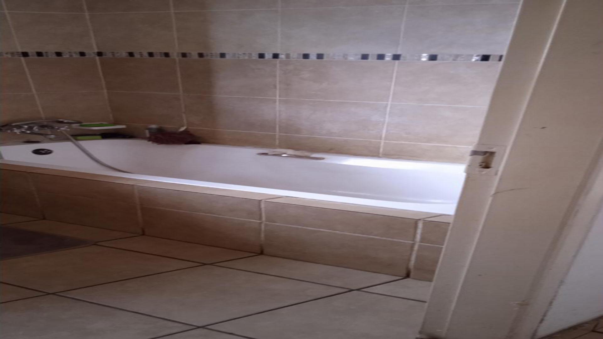 Bathroom 1 of property in Emalahleni (Witbank) 