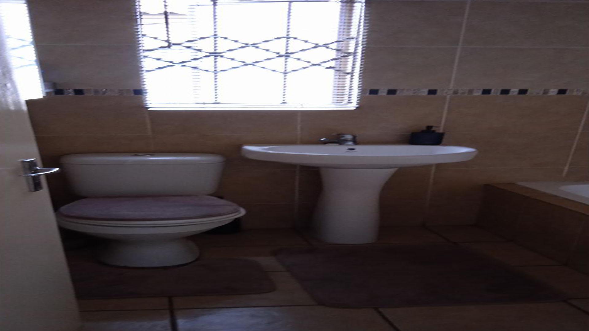 Bathroom 1 of property in Emalahleni (Witbank) 