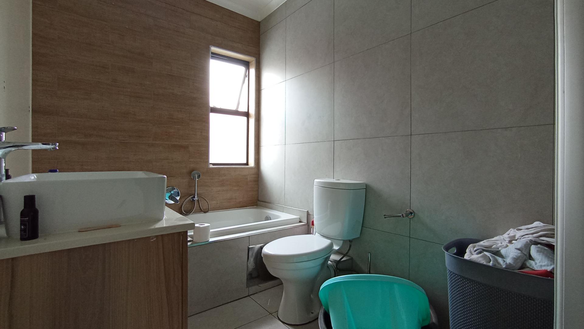 Bathroom 1 - 8 square meters of property in Westlake View
