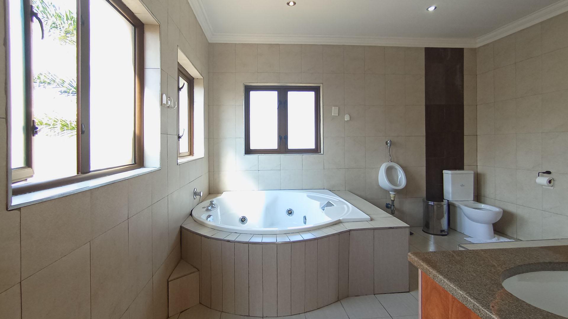 Bathroom 3+ - 44 square meters of property in Savanna Hills Estate