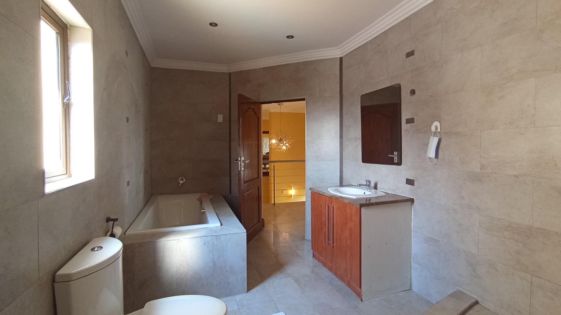 Bathroom 3+ - 44 square meters of property in Savanna Hills Estate