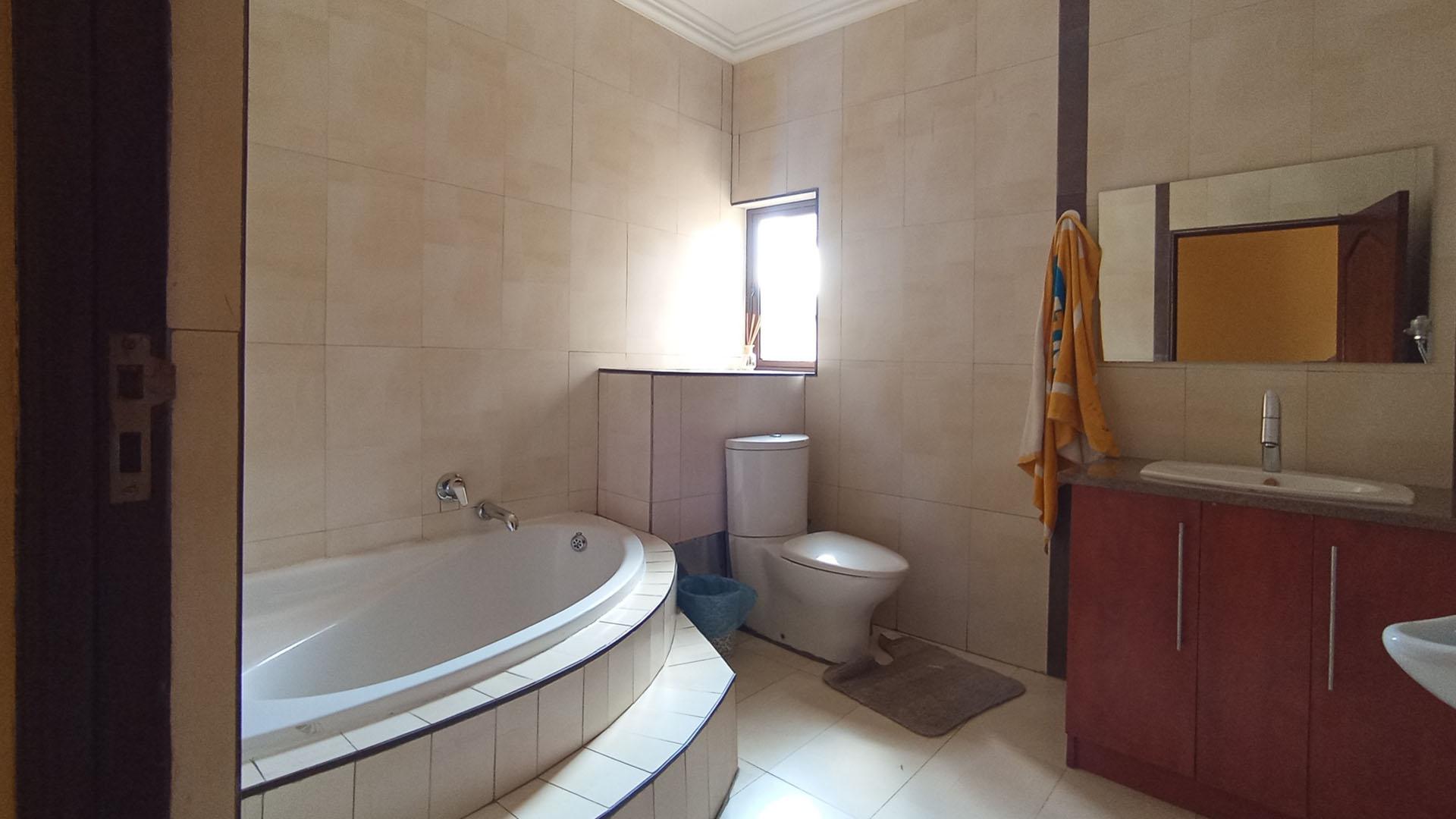 Bathroom 3+ - 44 square meters of property in Savanna Hills Estate