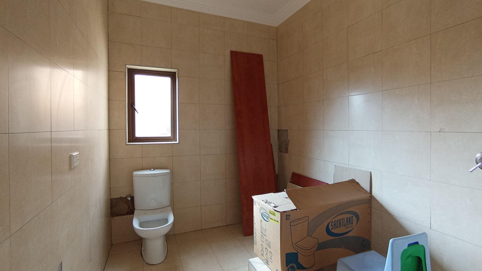 Bathroom 2 - 6 square meters of property in Savanna Hills Estate
