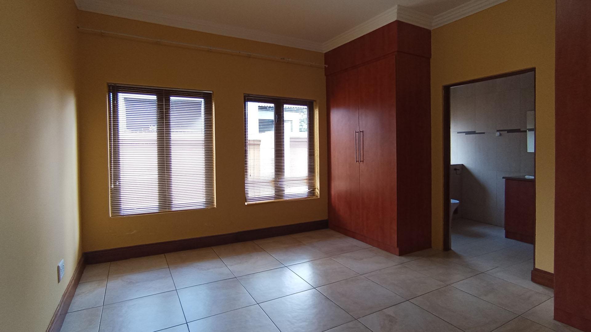 Bed Room 1 - 17 square meters of property in Savanna Hills Estate
