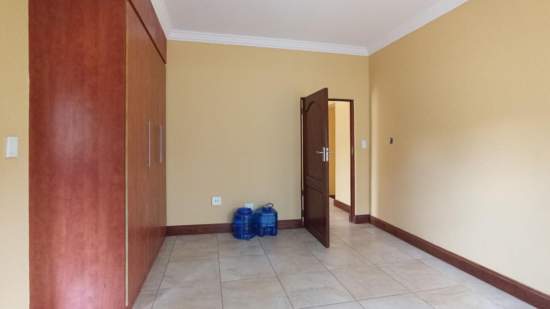 Bed Room 1 - 17 square meters of property in Savanna Hills Estate